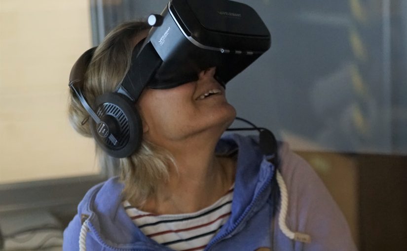 Simultaneous interpreting with VR headset | Dolmetschen unter der Virtual-Reality-Brille | Interpretación simultanea con gafas VR